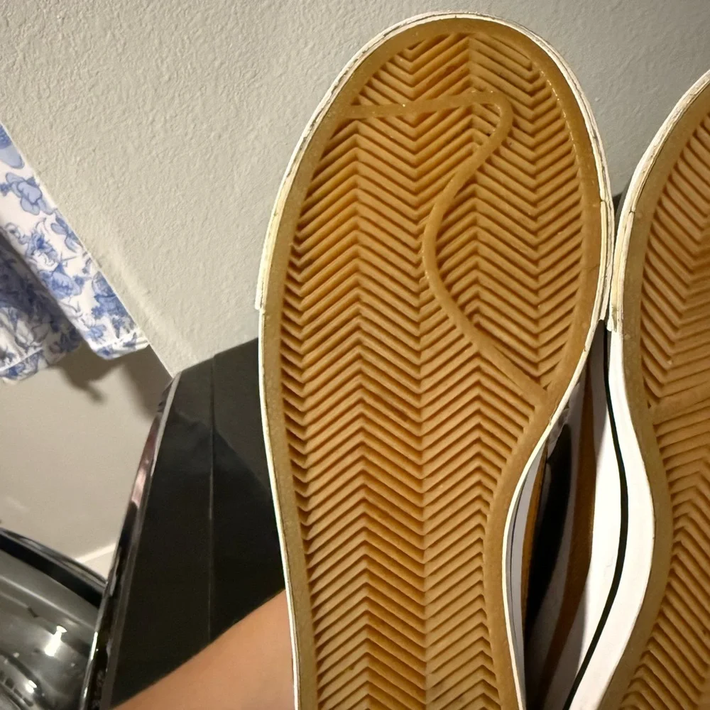 Nike Cream and Black Sneakers with Gold Trim - Picture 4 of 4